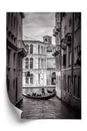 Plakat Czarno-Biała Uliczka Z Gondolą W Wenecji
