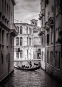 Plakat Czarno-Biała Uliczka Z Gondolą W Wenecji