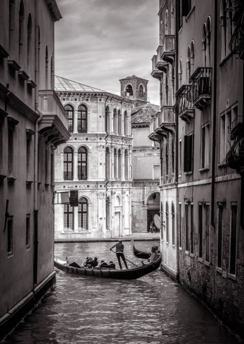 Plakat Czarno-Biała Uliczka Z Gondolą W Wenecji