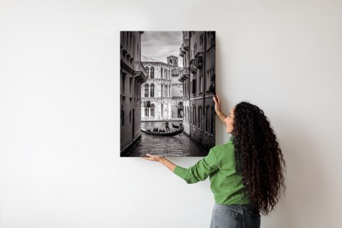 Plakat Czarno-Biała Uliczka Z Gondolą W Wenecji