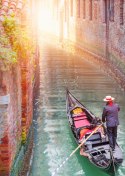 Plakat Gondolier Wenecki Na Zielonych Wodach Kanału