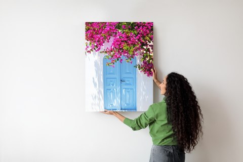 Plakat Niebieskie Drzwi I Różowe Kwiaty Tradycyjna Grecka Architektura