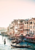 Plakat Widok Na Ulicę Wodną Z Gondolami I Stare Budynki W Wenecji