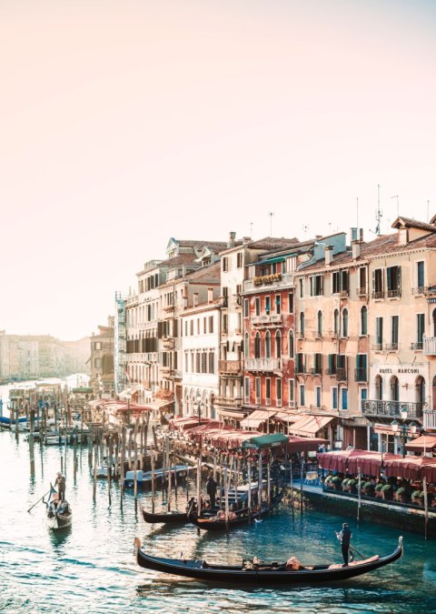 Plakat Widok Na Ulicę Wodną Z Gondolami I Stare Budynki W Wenecji