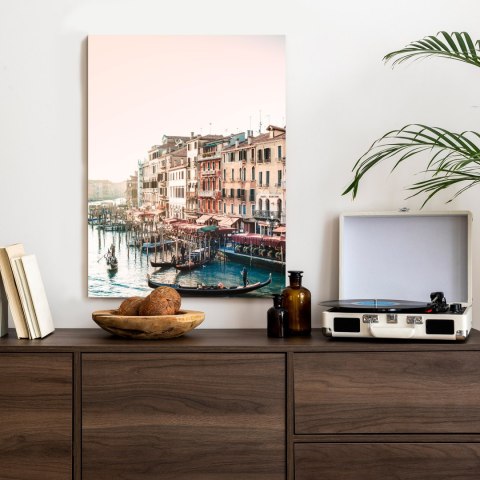 Plakat Widok Na Ulicę Wodną Z Gondolami I Stare Budynki W Wenecji