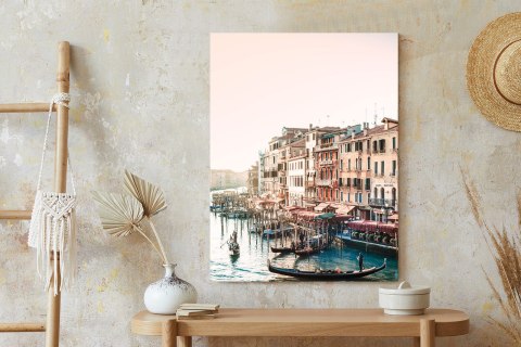 Plakat Widok Na Ulicę Wodną Z Gondolami I Stare Budynki W Wenecji