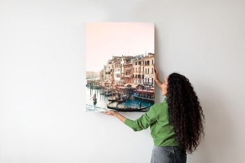 Plakat Widok Na Ulicę Wodną Z Gondolami I Stare Budynki W Wenecji