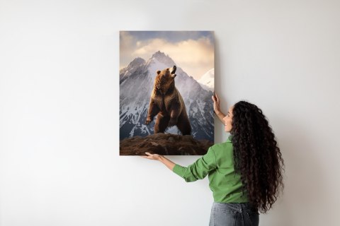 Plakat Niedźwiedź Grizzly Na Śnieżnym Paśmie Górskim