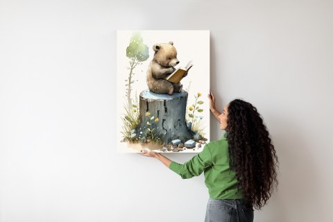 Plakat Niedźwiadek Czytający Bajki Na Pniu Drzewa