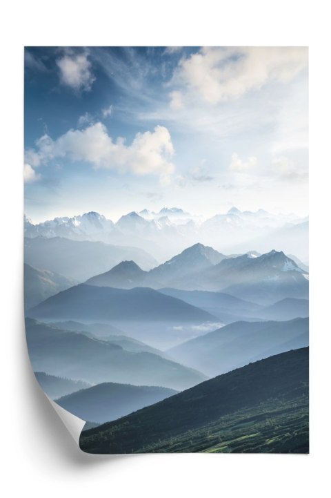 Plakat Chmury Na Błękitnym Niebie O Poranku Nad Górskim Krajobrazem