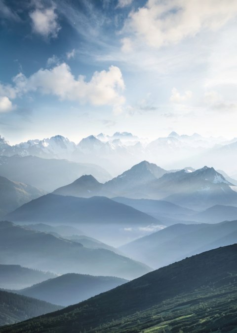 Plakat Chmury Na Błękitnym Niebie O Poranku Nad Górskim Krajobrazem