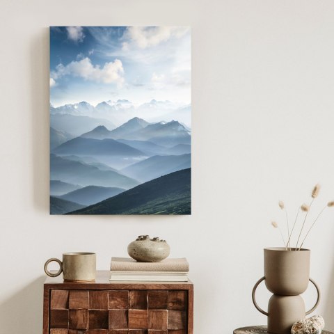 Plakat Chmury Na Błękitnym Niebie O Poranku Nad Górskim Krajobrazem