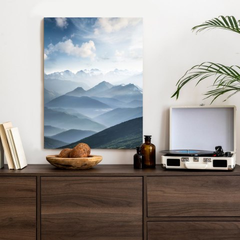 Plakat Chmury Na Błękitnym Niebie O Poranku Nad Górskim Krajobrazem