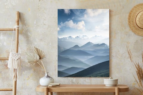 Plakat Chmury Na Błękitnym Niebie O Poranku Nad Górskim Krajobrazem