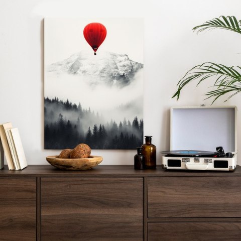 Plakat Czerwony Balon I Czarno Biały Krajobraz Górski We Mgle