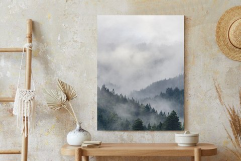 Plakat Drzewa Na Górskich Wzgórzach We Mgle