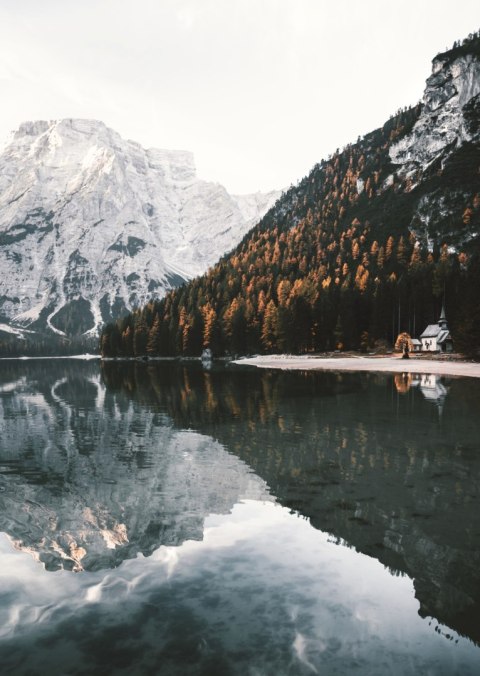 Plakat Jesienny Las Nad Górskim Jeziorem We Włoszech