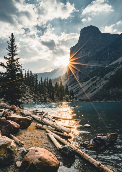 Plakat Wschód Słońca Nad Górskim Jeziorem Moraine