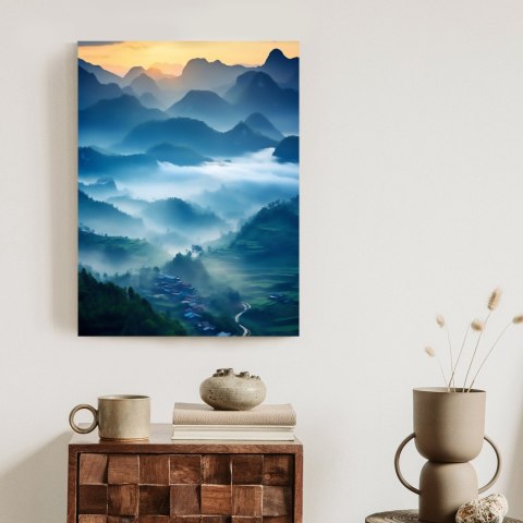 Plakat Wschód Słońca Nad Mglistym Krajobrazem Z Górami