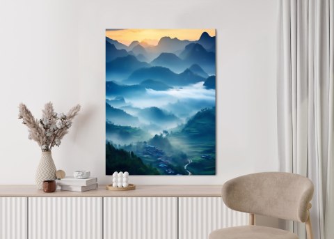 Plakat Wschód Słońca Nad Mglistym Krajobrazem Z Górami