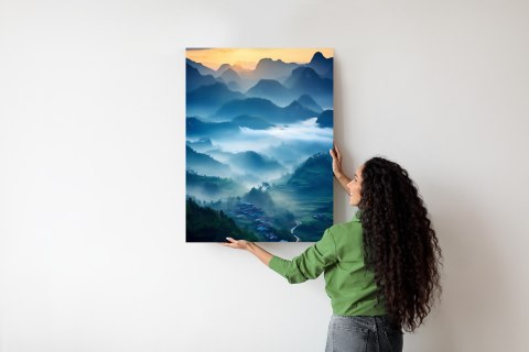 Plakat Wschód Słońca Nad Mglistym Krajobrazem Z Górami