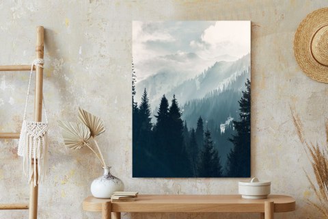 Plakat Górski Las W Porannej Gęstej Mgle