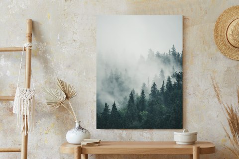 Plakat Zielone Drzewa Iglaste Na Górskich Wzgórzach We Mgle