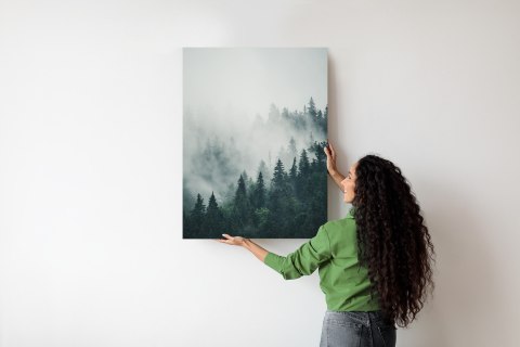 Plakat Zielone Drzewa Iglaste Na Górskich Wzgórzach We Mgle