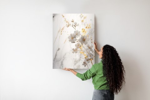 Plakat Białe I Złote Kwiatki Na Marmurze