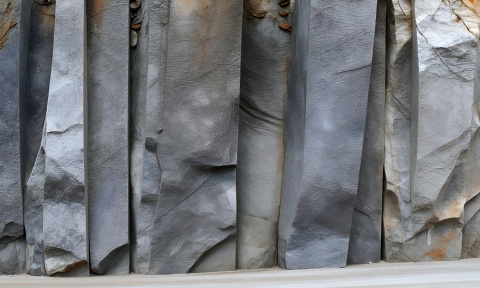 Fototapeta Pionow Skały na Wymiar – Industrialna Ściana Skalna 3D, Mural Ciemny Kamień do Salonu i Sypialni – Tekstura Warstwowa