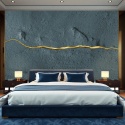 Elegancka, ciemna sypialnia z ciemnym morskim  muralem ze złtą żyłą.