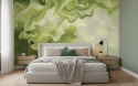 Abstrakcyjna fototapeta w kolorze szałwiowej zieleni z płynnymi przejściami tuszu alkoholowego i dymnymi akcentami, tworząca spokojny, nowoczesny klimat w sypialni.