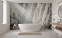 Wodoodporny mural ze skalnym wąwozem w jasnej łazience typu spa z wolnostojącą wanną.