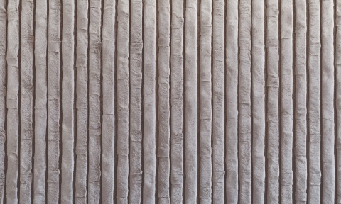 Nowoczesna fototapeta 3D lamele tapicerowane brudny róż Dusty Rose, pionowe panele z teksturą aksamitu do sypialni.